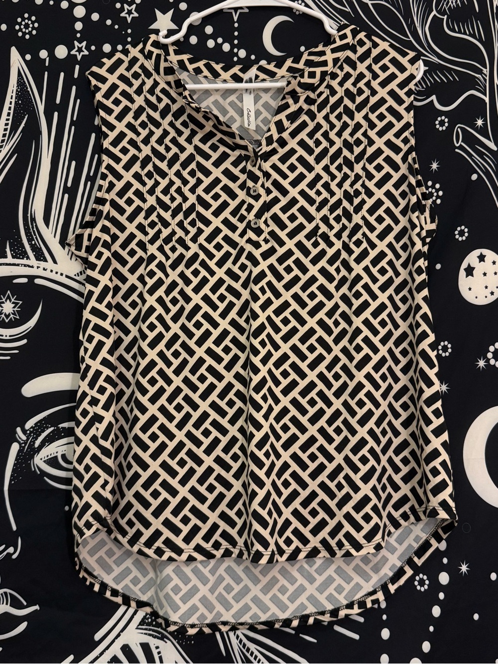 Sleeveless Geometric Print Blouse - Black & Cream